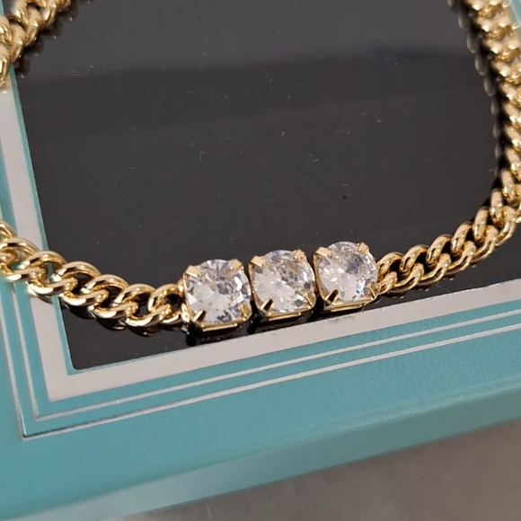 Round shape three diamonds bracelet - Picture 5 of 8